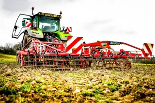 Traktor s radličkovým kypřičem Einböck na poli