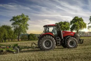 Červený traktor Case IH Magnum při práci na poli