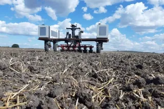 Autonomní polní robot při práci