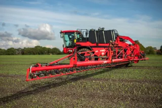 Červený samojízdný postřikovač Agrifac na poli
