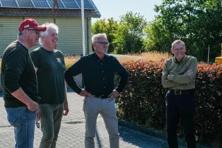 Tři muži stojí venku před budovou společnosti Agrifac