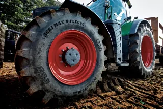 Detail pneumatiky BKT Agrimax na zemědělském stroji