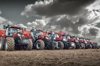 Řada traktorů Case IH na poli