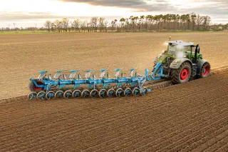 Modrý pluh Lemken Diamant při orbě na poli