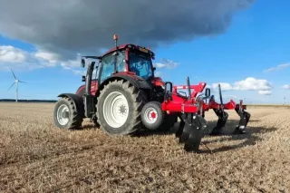 Traktor s rozmetadlem na poli
