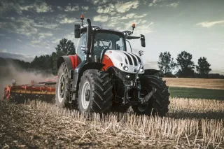 Traktor STEYR na poli