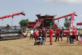 Návštěvníci u sklízecí mlátičky Case IH na polní akci
