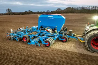 Modrá secí kombinace Lemken Solitair PT na poli
