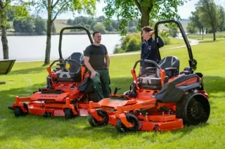 Dva muži u oranžových sekaček Ariens Summit Pro