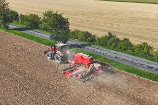 Traktor se secím strojem Horsch Pronto na poli z nadhledu