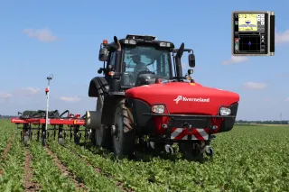 Traktor s postřikovačem Kverneland na poli