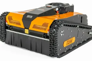 Detail oranžové pásové sekačky AS 990 Tahr RC