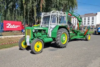 Historický zelený traktor Zetor před transparentem značky