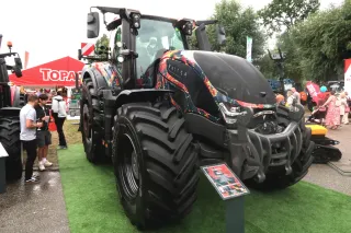 Traktor Valtra vystavený na Zemi živitelce