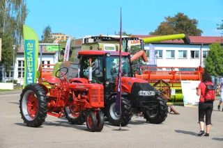 Zemědělská technika před areálem výstaviště Země živitelka