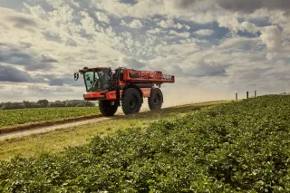 Samojízdný postřikovač Agrifac na poli