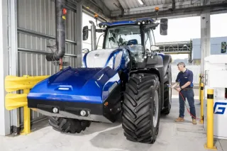 Modrý traktor New Holland Methane Power v hale