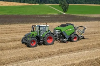 Traktor Fendt s lisem Rotana na posečeném poli