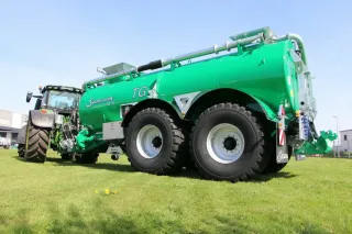 Zelený cisternový vůz Samson TG15 za traktorem