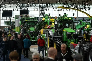 Zemědělské stroje a návštěvníci na veletrhu Agritechnica