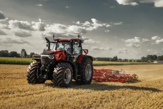 Červený traktor Case IH Optum na poli