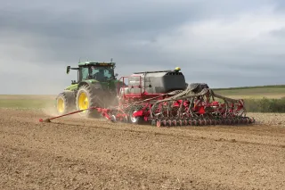 Traktor se secím strojem HORSCH při práci na poli