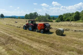 Traktor s lisem KUHN na posečené louce
