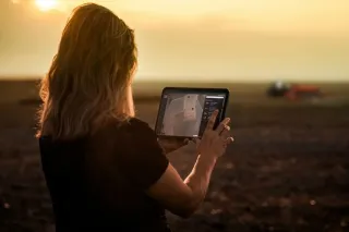 Žena ovládá zemědělskou aplikaci na tabletu