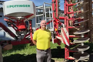 Ing. Vacek vedle zemědělského stroje Pöttinger