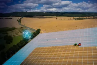Traktor s lisem KUHN při práci na poli
