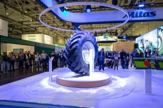 Expozice pneumatik Mitas na veletrhu Agritechnica