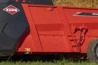 Detail červeného krmného stroje KUHN