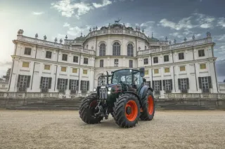 Koncepční traktor před historickou budovou v Itálii