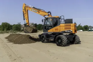 Kolové rypadlo Develon přesouvá zeminu