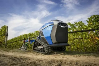 Autonomní robot New Holland R4 mezi řádky vinice