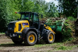 Žlutý kolový nakladač Komatsu venku