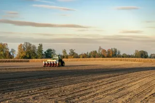 Traktor se secím strojem Pöttinger při práci na poli