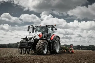 Traktor STEYR pod oblačnou oblohou