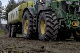 Pneumatika GRI na traktoru s cisternou