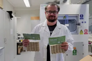 Vědec s hydrogelovými tabletami v laboratoři