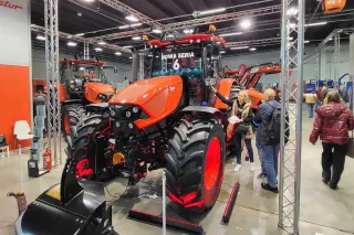 Červené traktory Zetor Řada 6 na veletrhu