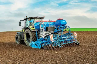 Traktor se secím strojem Lemken Solitair na poli