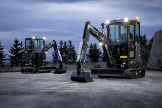 Kompaktní rypadlo Bobcat ve venkovním areálu