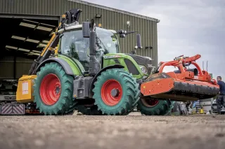 Traktor Fendt s čelním nakladačem a zemědělskými pneumatikami