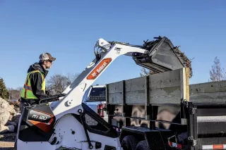Obsluha nakladače Bobcat při práci venku