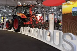 Traktor Kubota s nápisem Autonomous na výstavním stánku