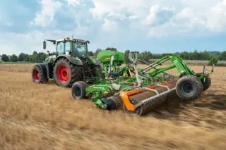 Traktor se strojem AMAZONE Catros při práci na poli