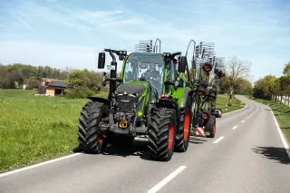 Zelený traktor Fendt na louce