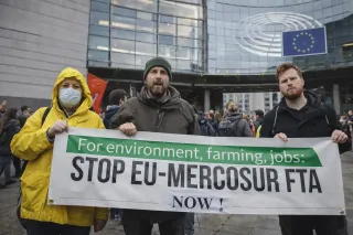 Účastníci protestu drží transparent proti dohodě EU–Mercosur