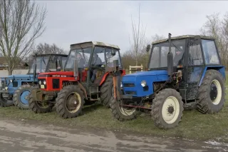 Starší traktory Zetor při spanilé jízdě